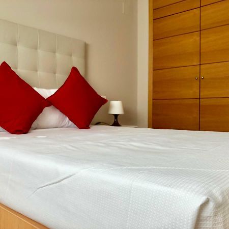 New Apartments Airport Ifema Madrid Bagian luar foto